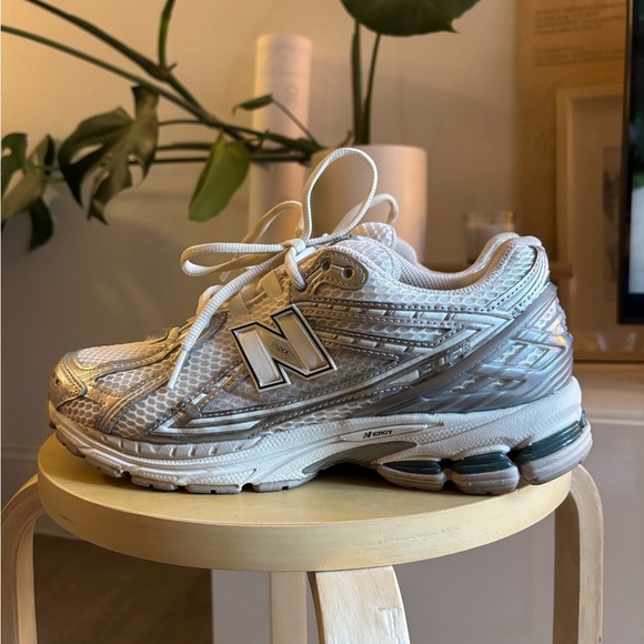 New Balance Men’s White & Silver 1906R Sneakers - Picture 3 of 6